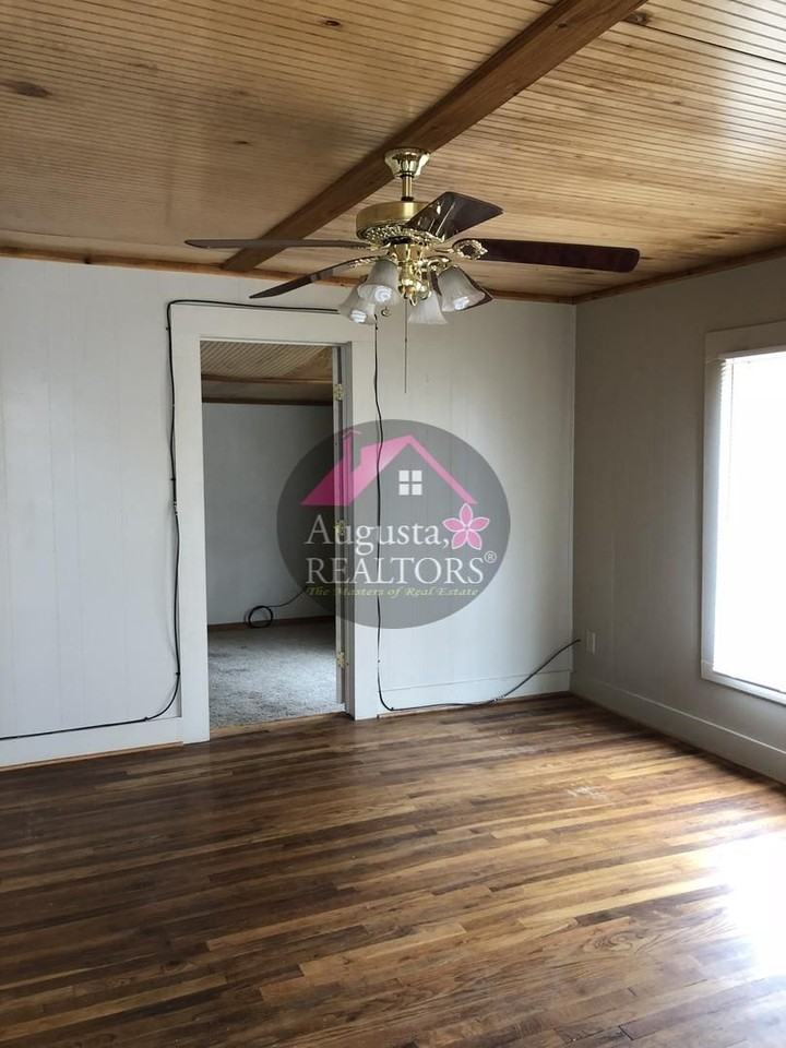 1642 Poplar St - Photo 3 of 10