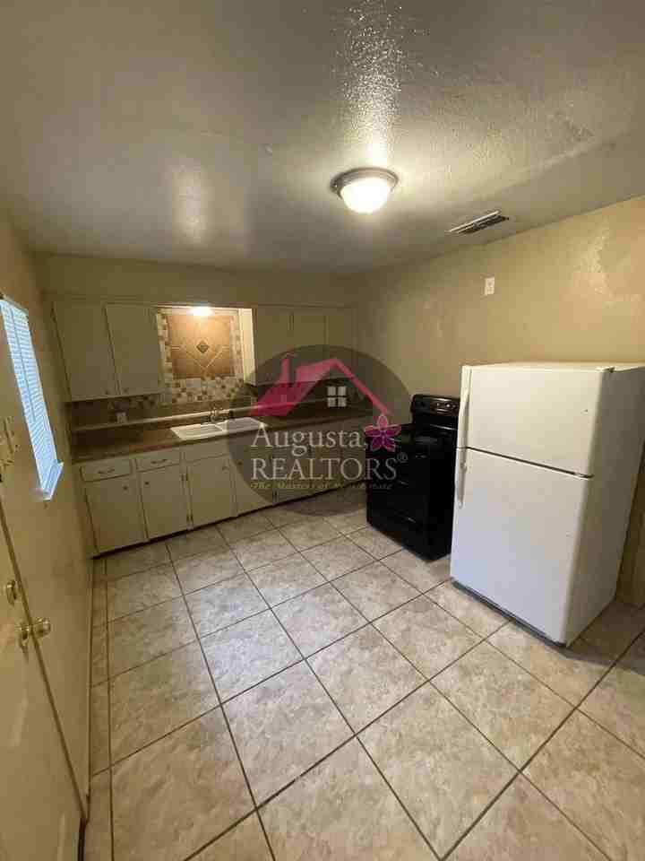 1642 Poplar St - Photo 4 of 10