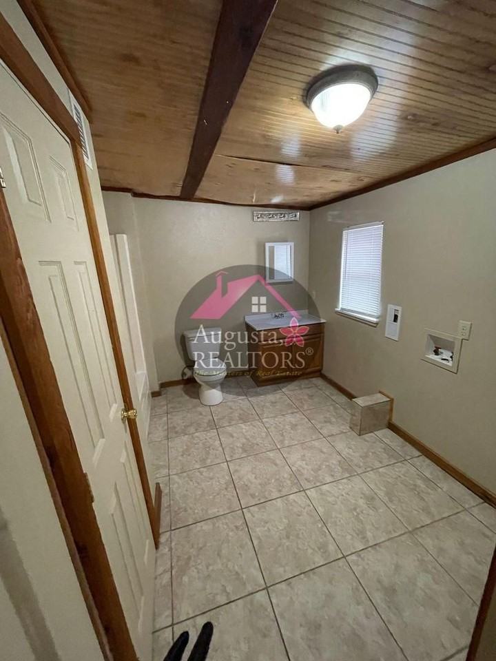 1642 Poplar St - Photo 6 of 10