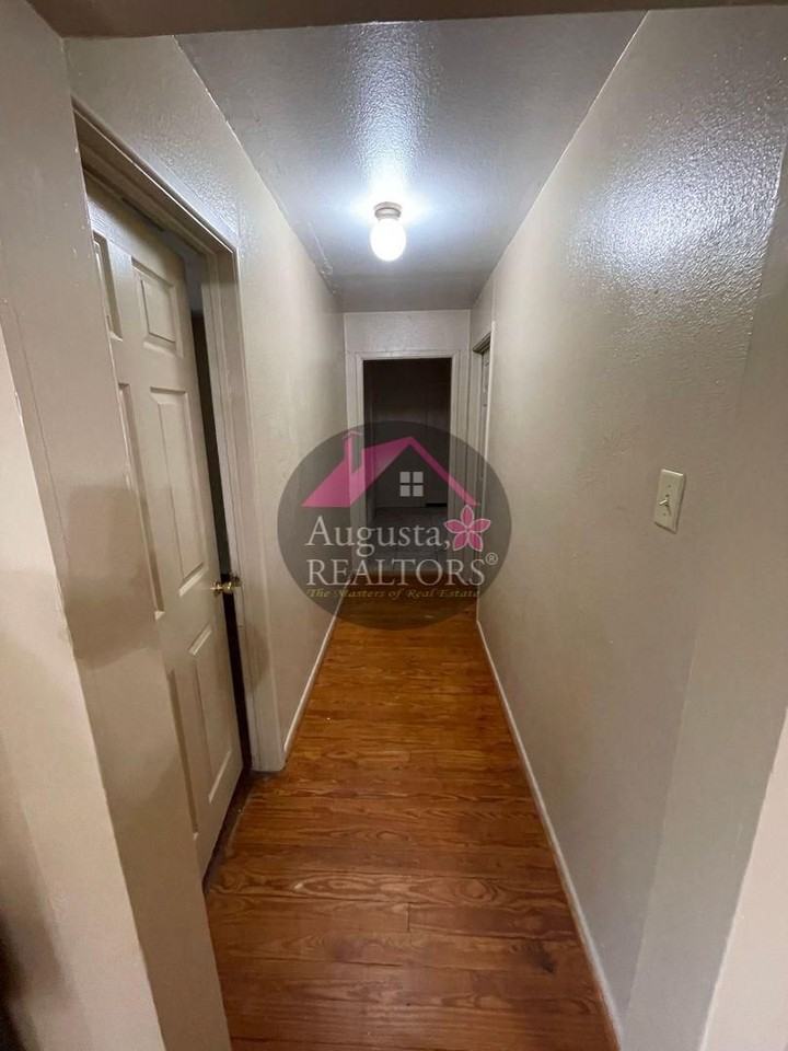 1642 Poplar St - Photo 7 of 10