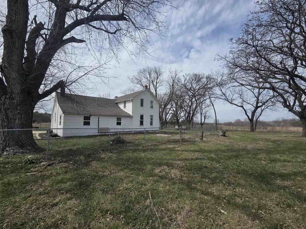 7114 Davis Creek Rd - Photo 2 of 18