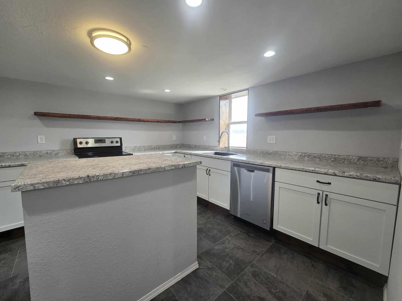 7114 Davis Creek Rd - Photo 6 of 18