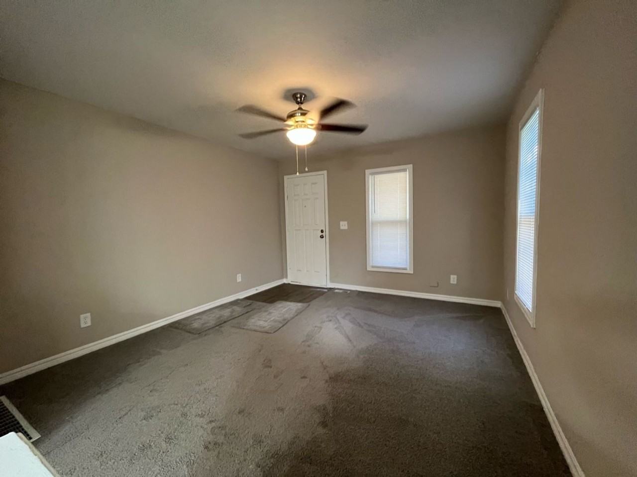 2220 N Waco Ave - Photo 3 of 13