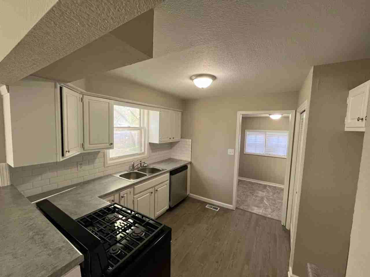 2220 N Waco Ave - Photo 5 of 13