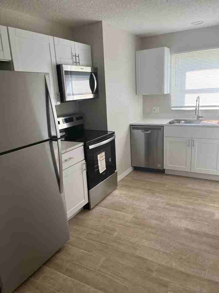 2296 Shelby Dr - Photo 3 of 32