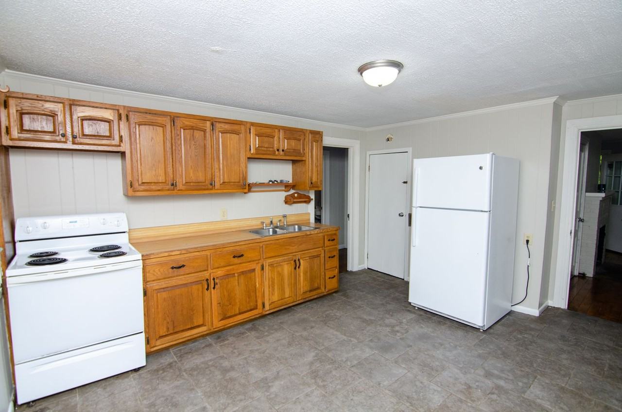 7898 Pinewood Rd - Photo 5 of 17