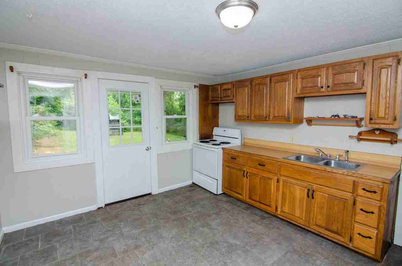 7898 Pinewood Rd - Photo 6 of 17