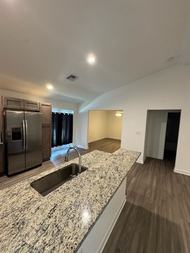 2300 86th Dr - Photo 3 of 12