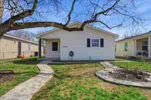 featured image of 2819 N Gladstone Ave