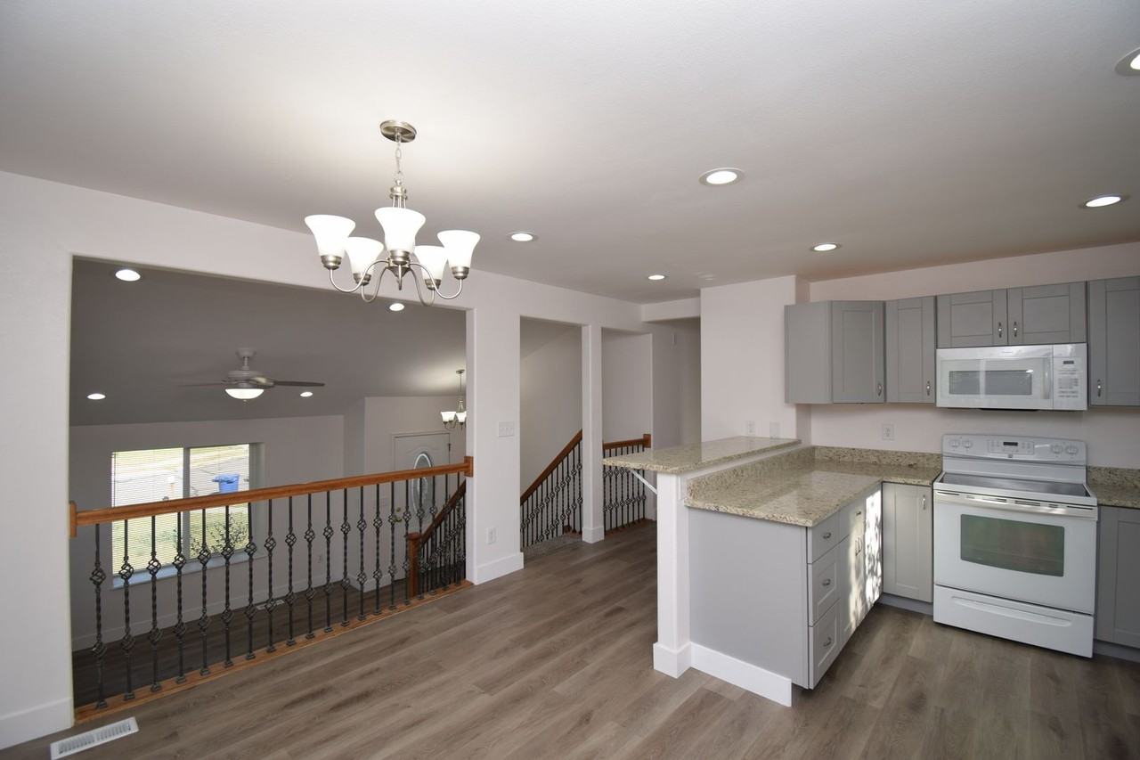 883 N Westpointe Cir - Photo 6 of 15