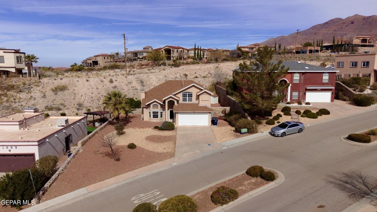 1013 Via De La Paz Dr - Photo 2 of 40