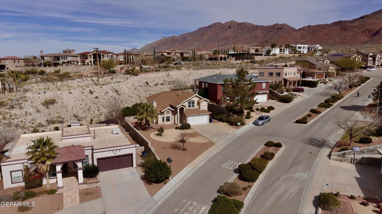 1013 Via De La Paz Dr - Photo 3 of 40