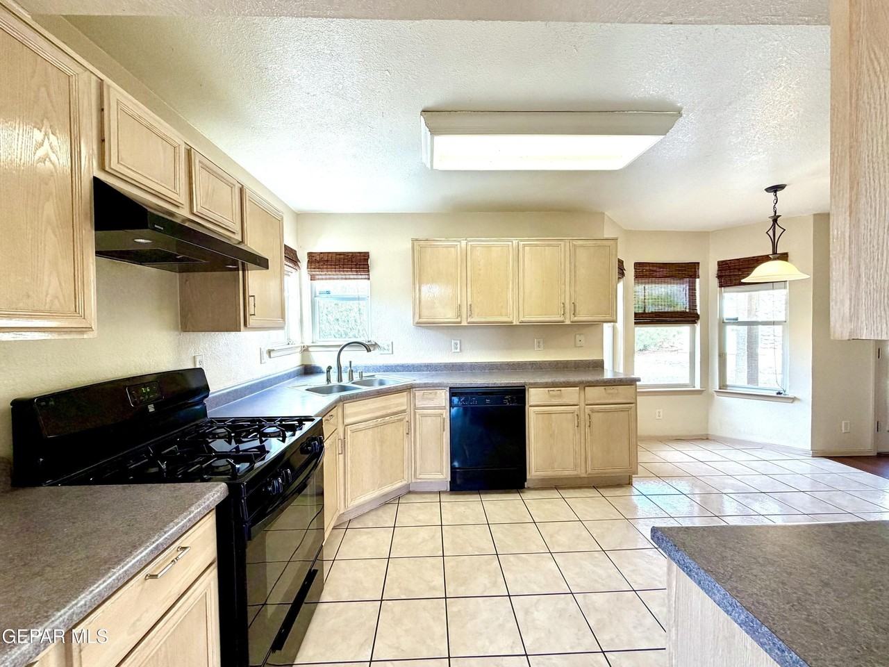 1013 Via De La Paz Dr - Photo 7 of 40