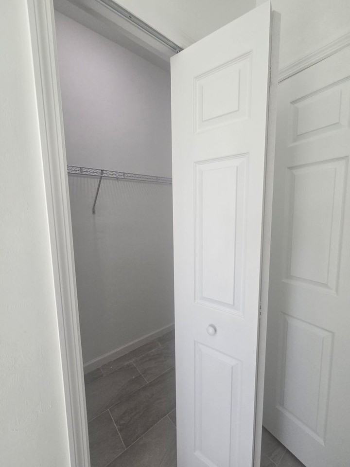 826 Dawhert Ave S - Photo 3 of 35