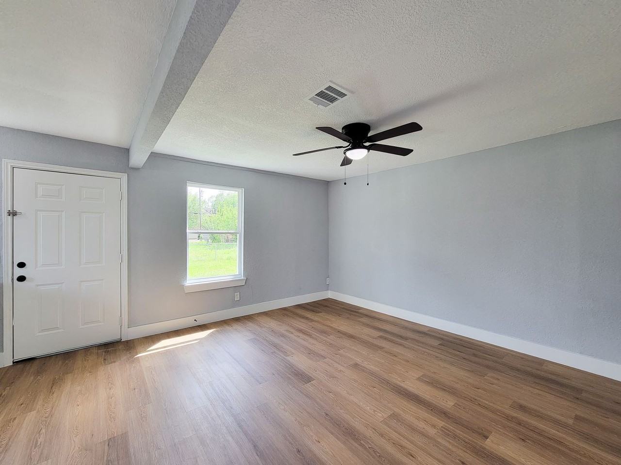 4538 Clover St - Photo 3 of 36