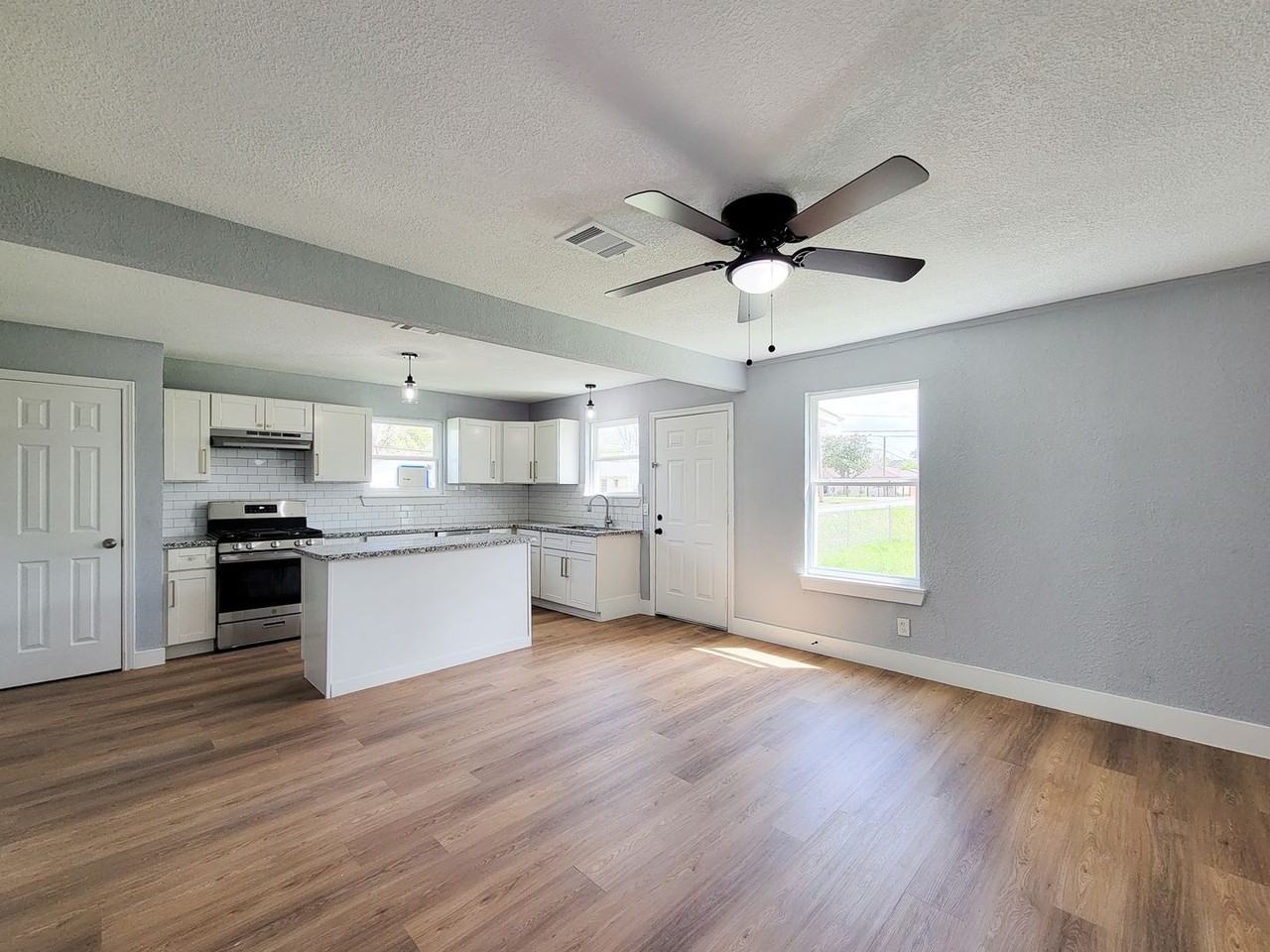 4538 Clover St - Photo 5 of 36