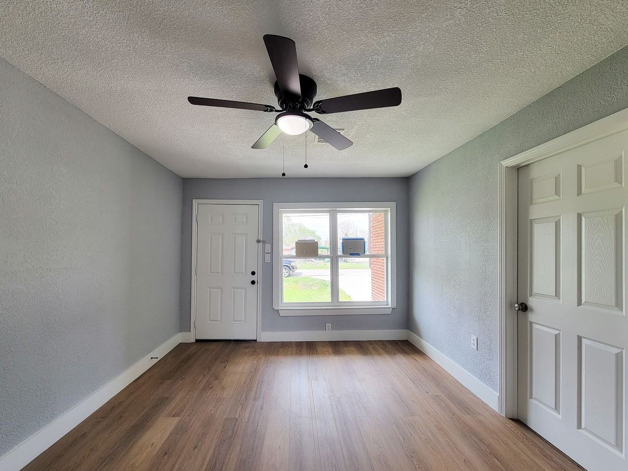 4538 Clover St - Photo 6 of 36