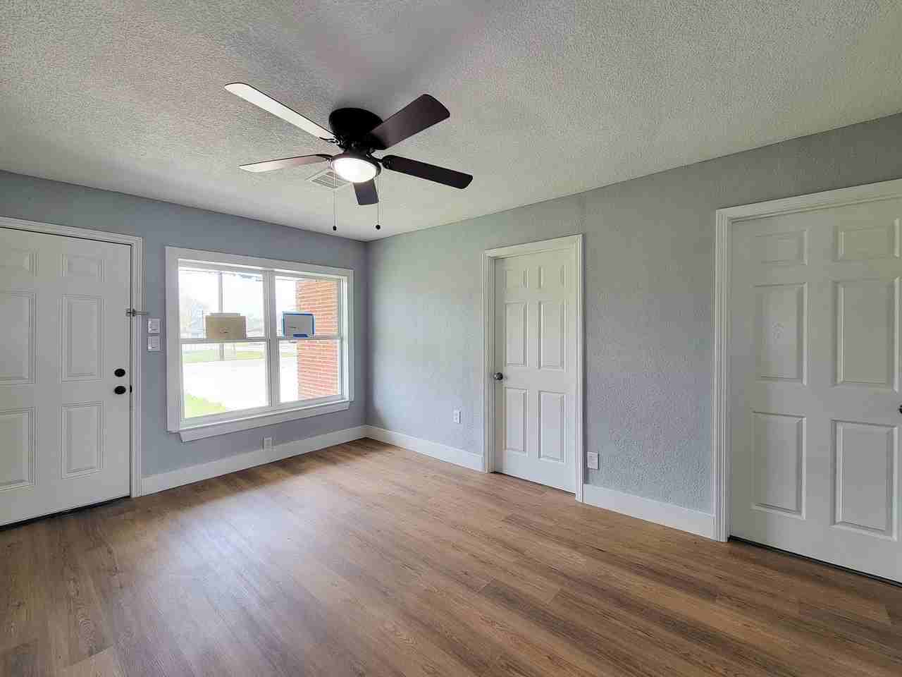 4538 Clover St - Photo 7 of 36