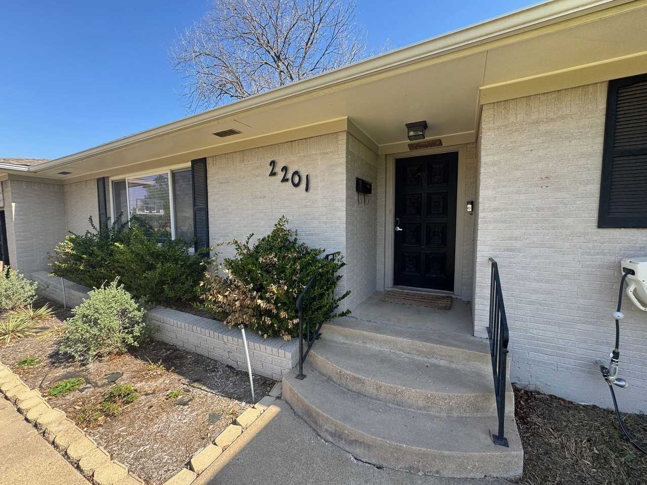 2201 Lake Ridge Cir - Photo 2 of 21