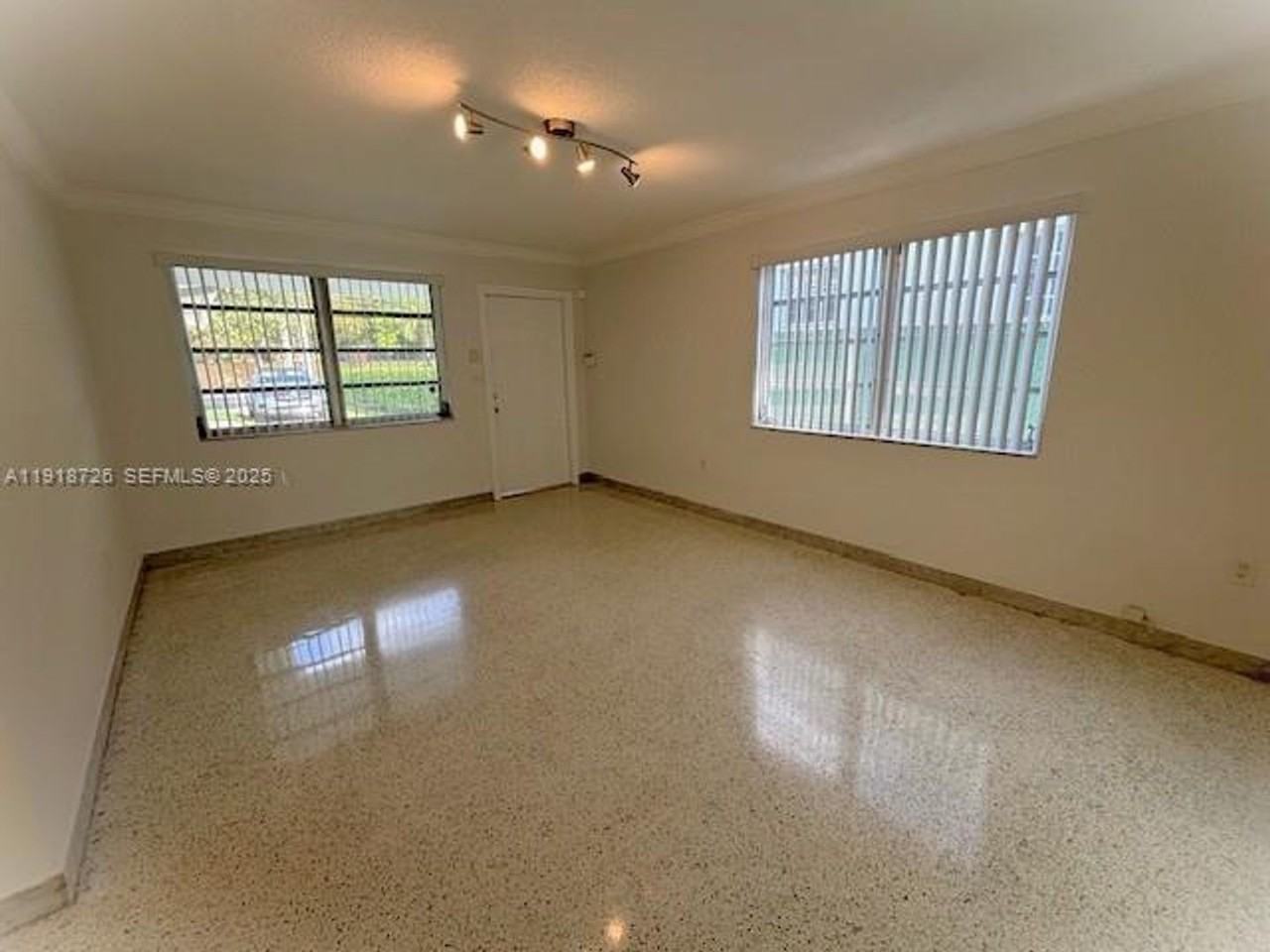 3652 Sw 22nd Ter #3652 - Photo 6 of 12