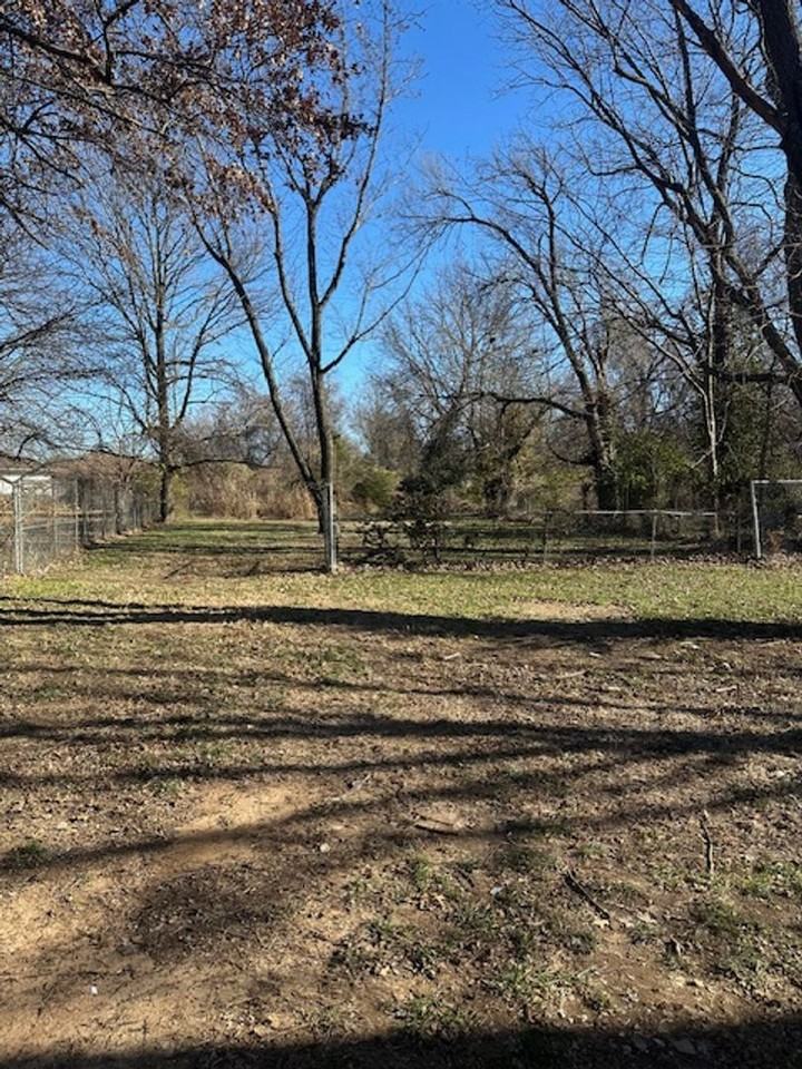 1010 N Dickerson Ave - Photo 3 of 30