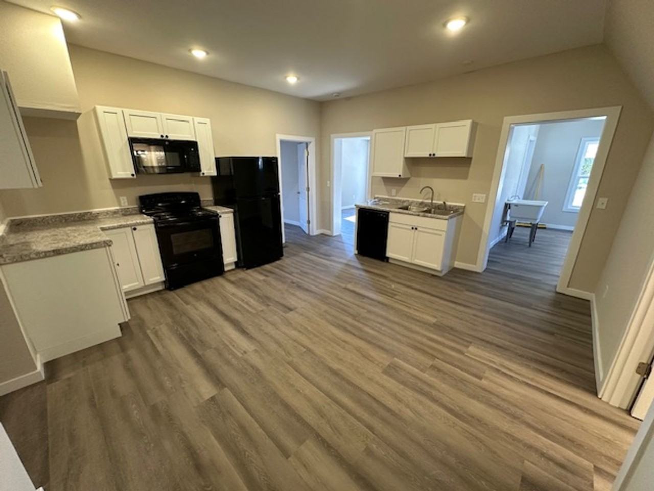 1010 N Dickerson Ave - Photo 7 of 30