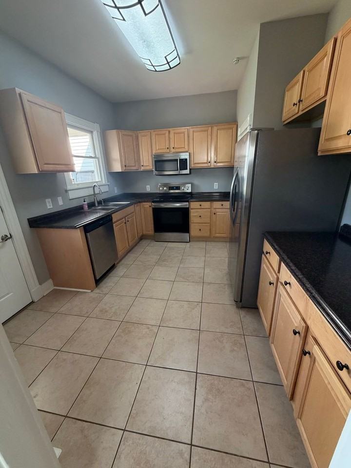 306 W 26th St - Photo 6 of 24