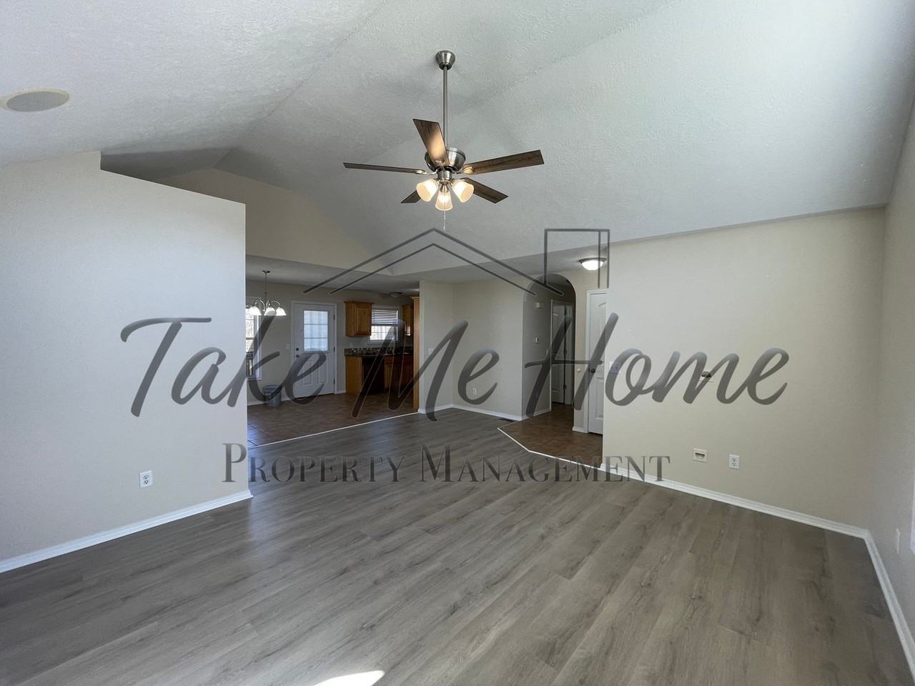 644 N Cox Ave - Photo 4 of 13