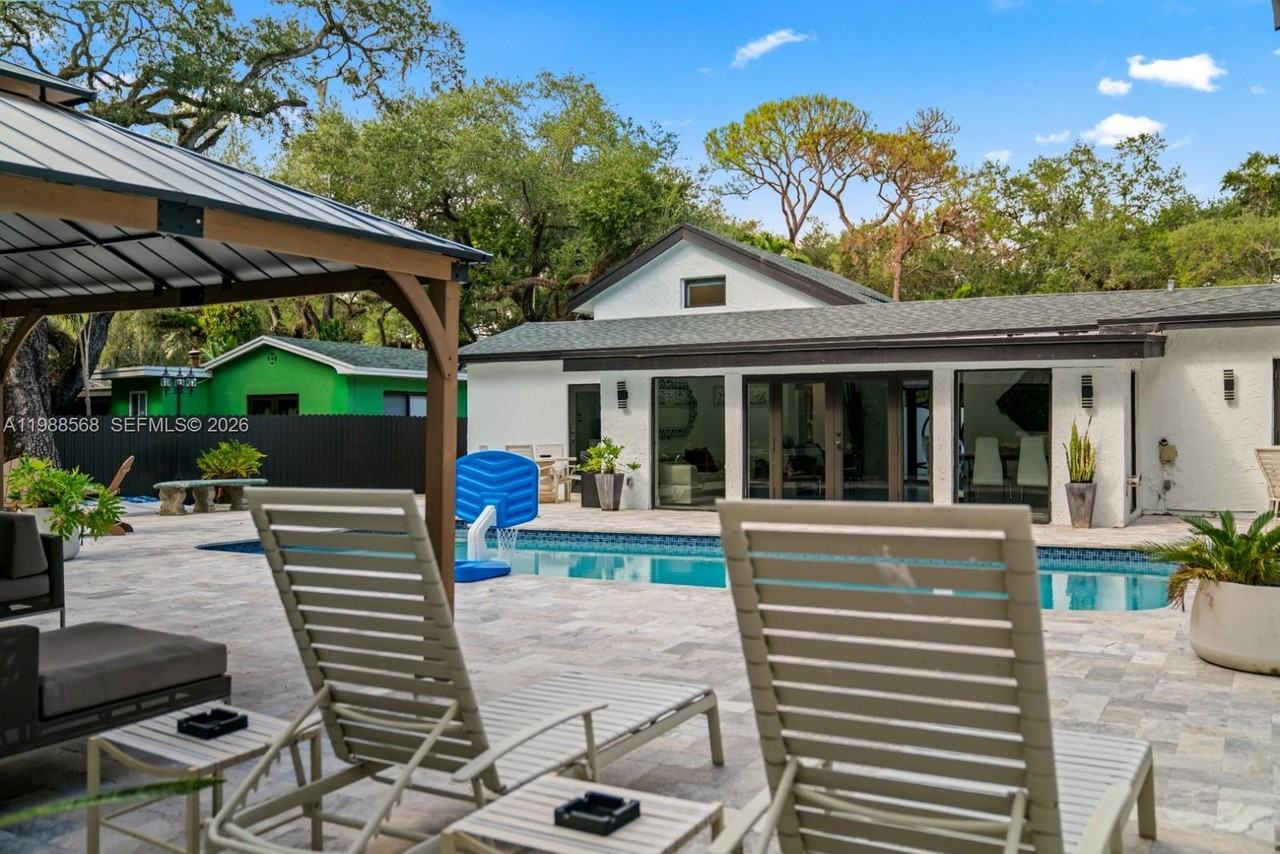 Ne 137th Ter - Photo 2 of 8