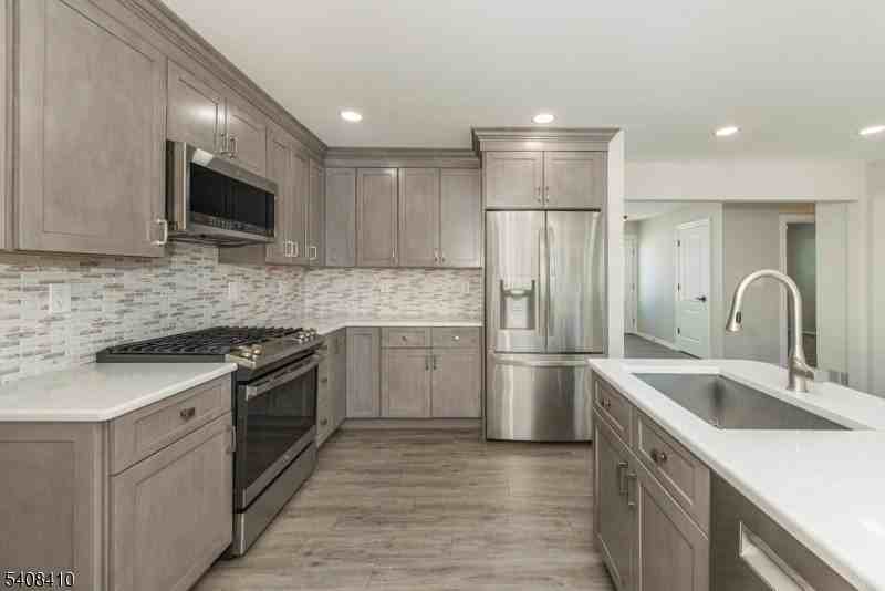 9 Robert Dr - Photo 2 of 27