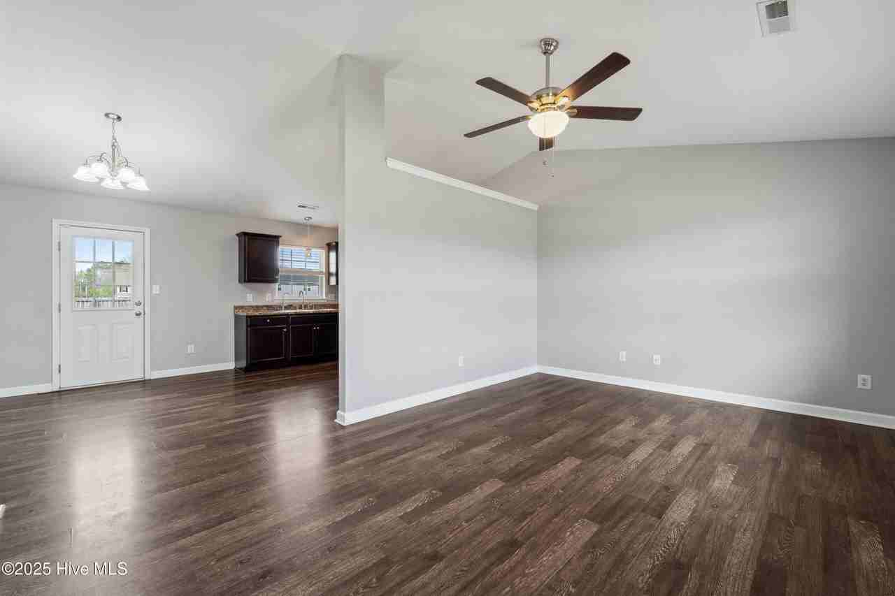 601 Duncan Dr N - Photo 3 of 17