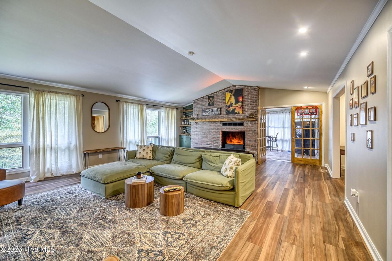 206 Ravenswood Rd - Photo 5 of 31