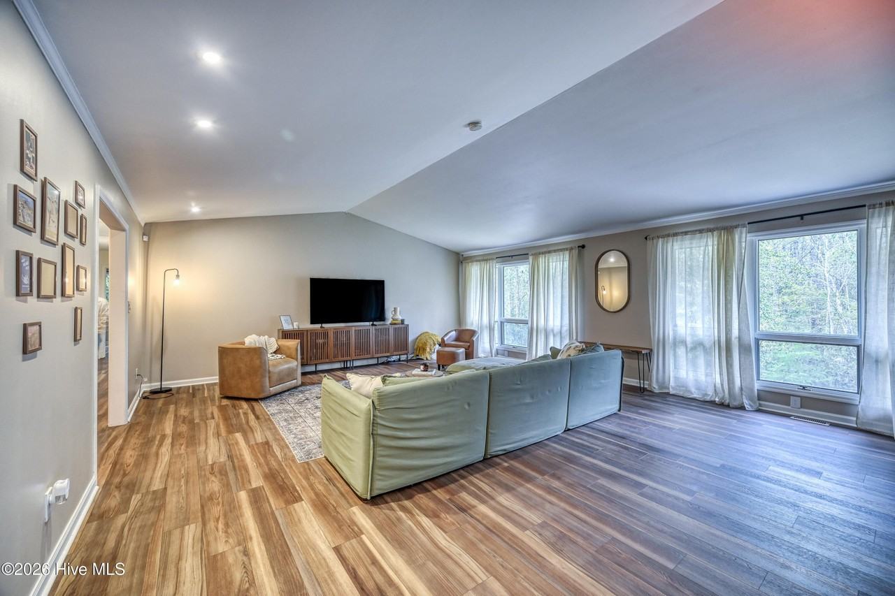 206 Ravenswood Rd - Photo 7 of 31