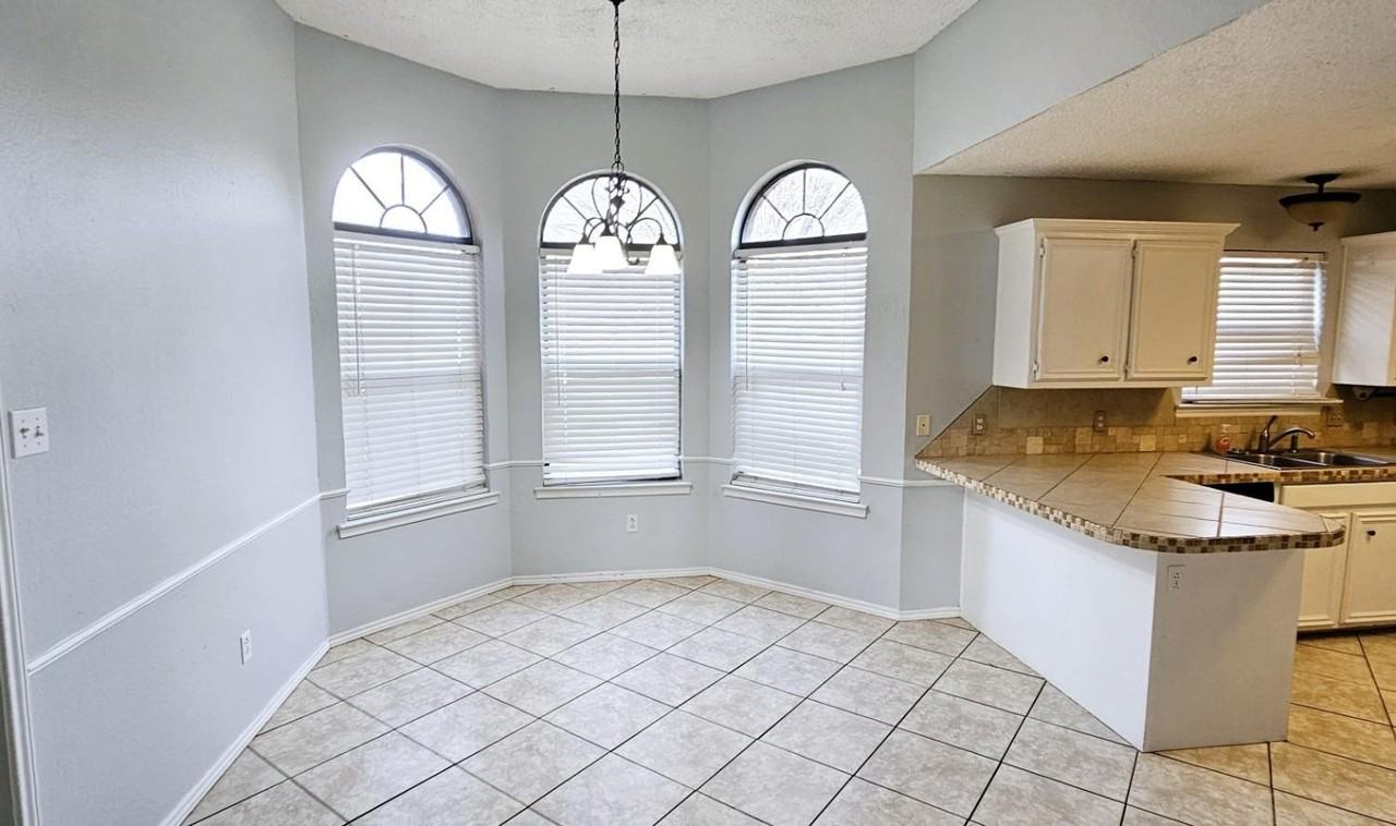 6219 8th St - Photo 5 of 12