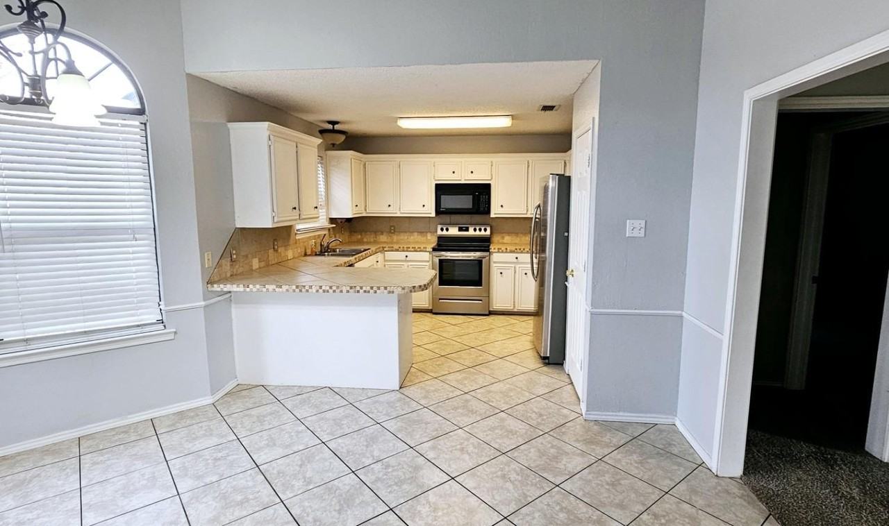 6219 8th St - Photo 6 of 12