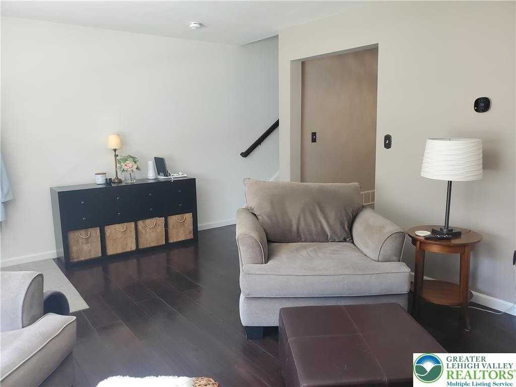 2119 W Walnut St - Photo 4 of 10