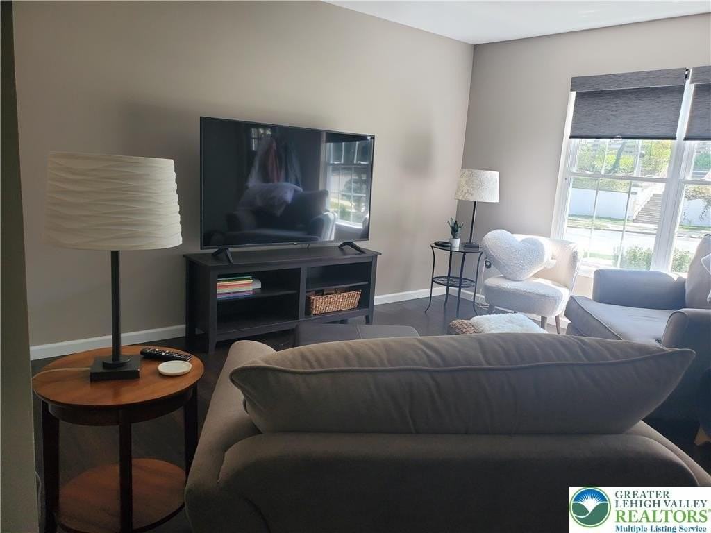 2119 W Walnut St - Photo 5 of 10