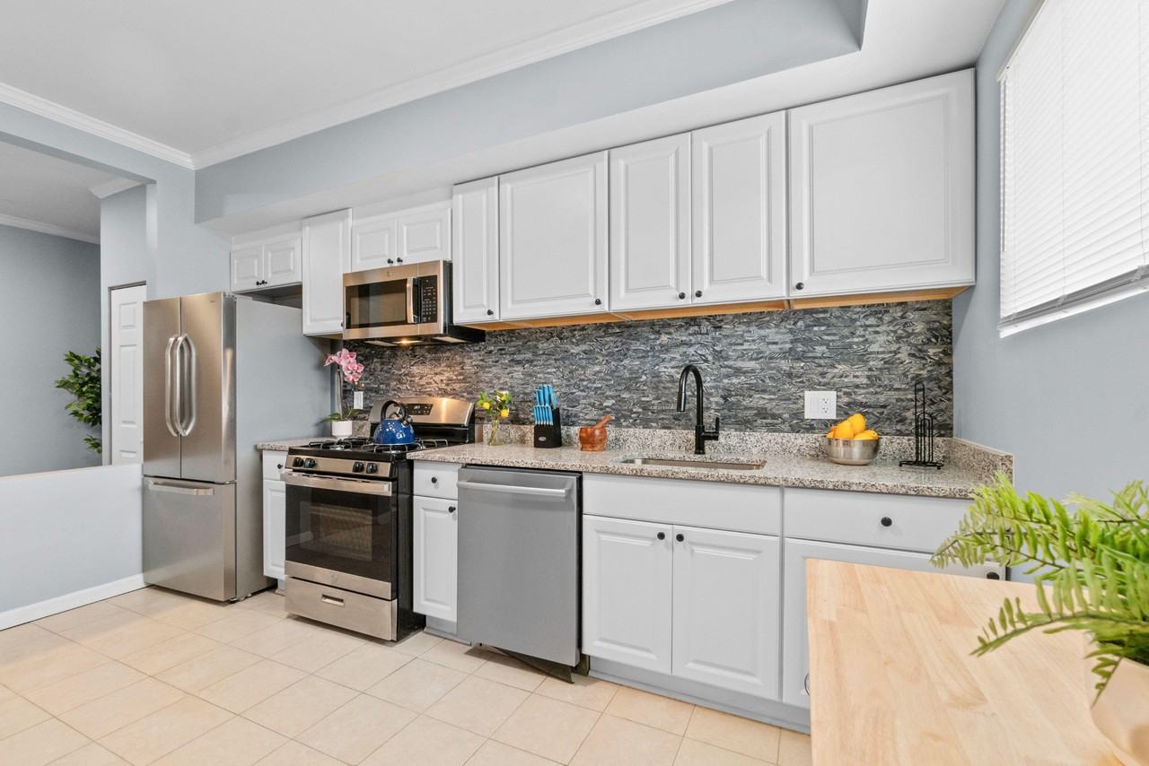 E Biddle St - Photo 2 of 18