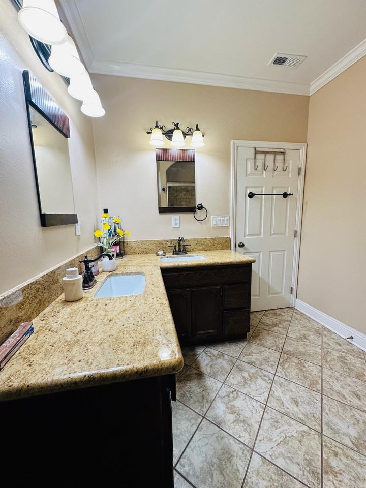 S Victoria Ave - Photo 2 of 10