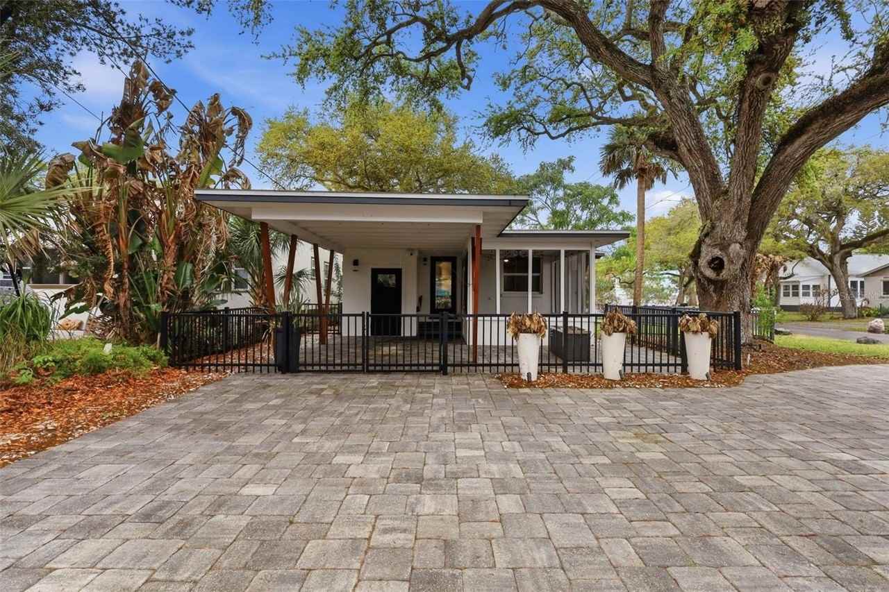 306 S Pine St - Photo 4 of 32