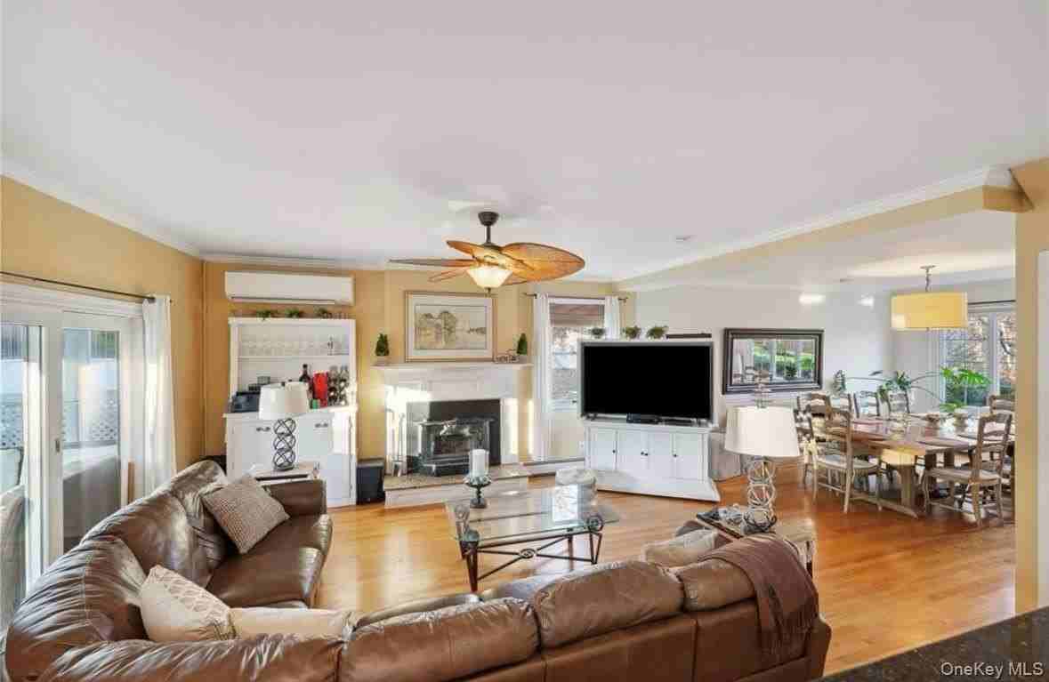 23 N Westbury Rd - Photo 6 of 19