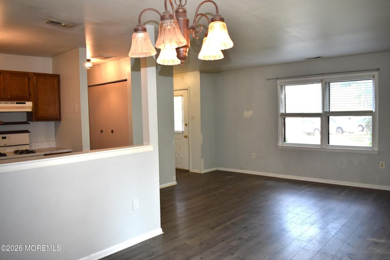 27 Pin Oak Ln - Photo 3 of 9