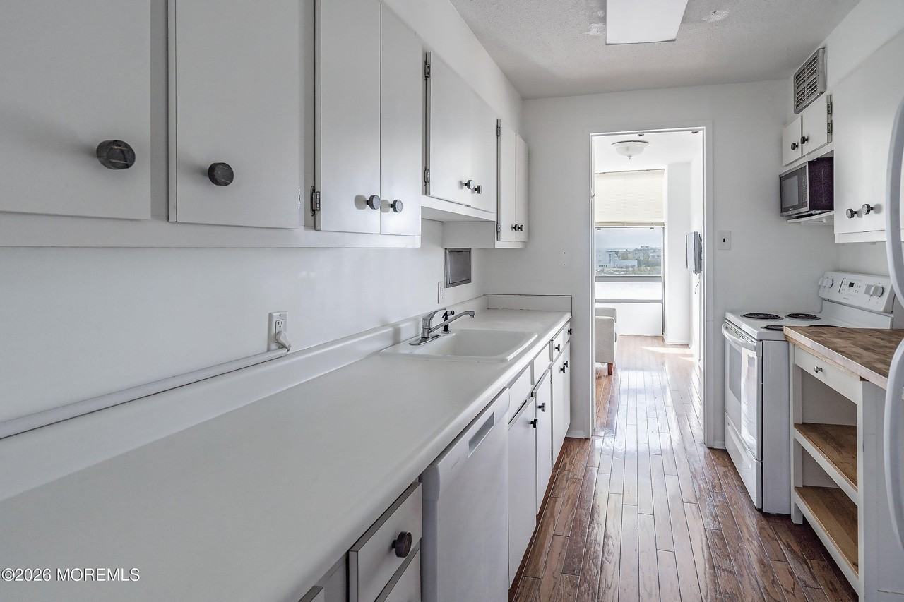 787 Ocean Ave #508 - Photo 5 of 25