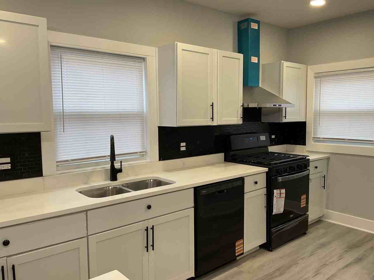 14846 Woodlawn Ave - Photo 7 of 12