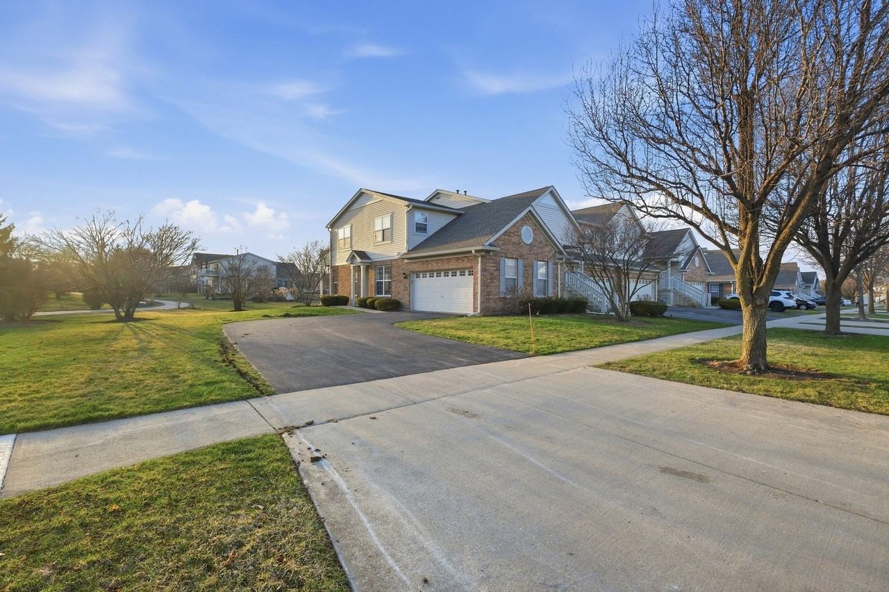 1586 Millbrook Dr - Photo 3 of 37