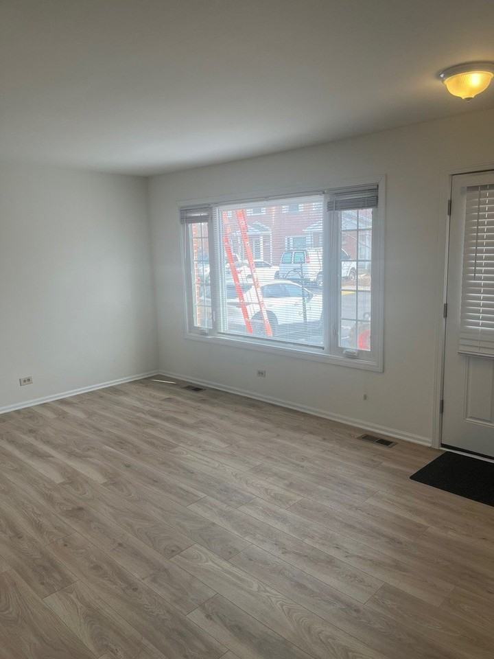 2122 Rugen Rd #C - Photo 2 of 18