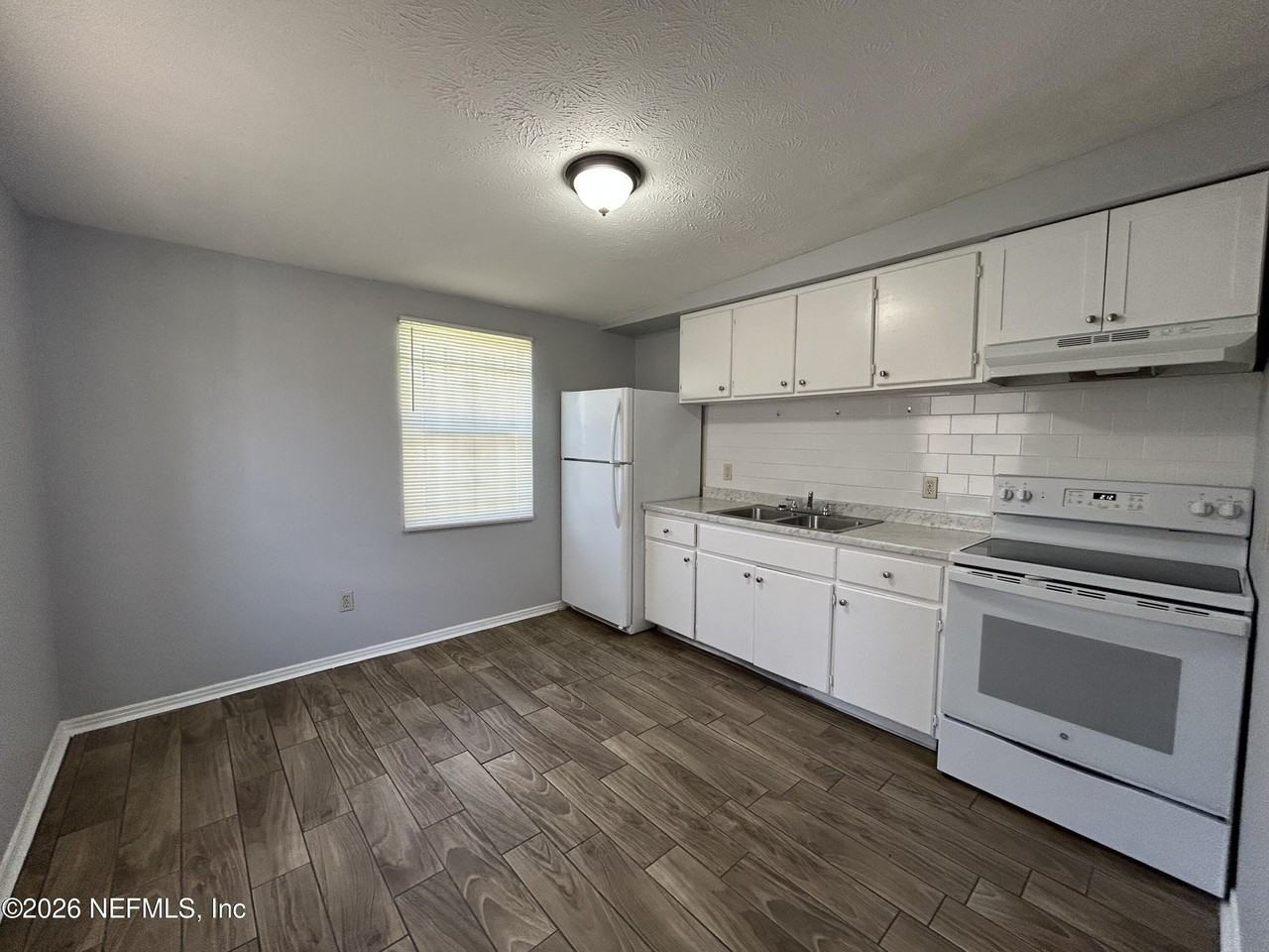 3248 Phyllis St - Photo 5 of 9