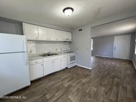 featured image of 3250 Phyllis St