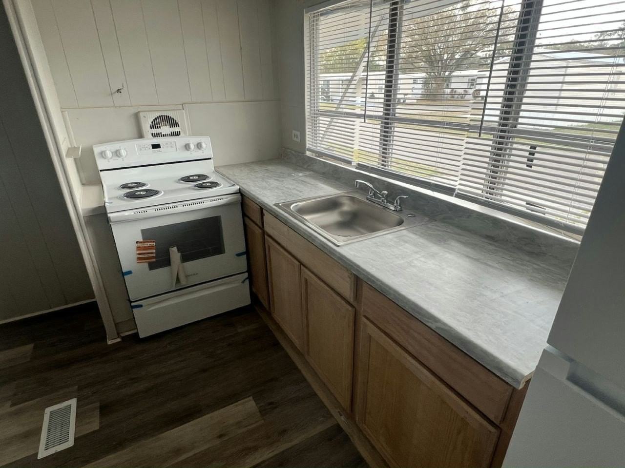 133 Lakeside Garden Cir #133 - Photo 4 of 17