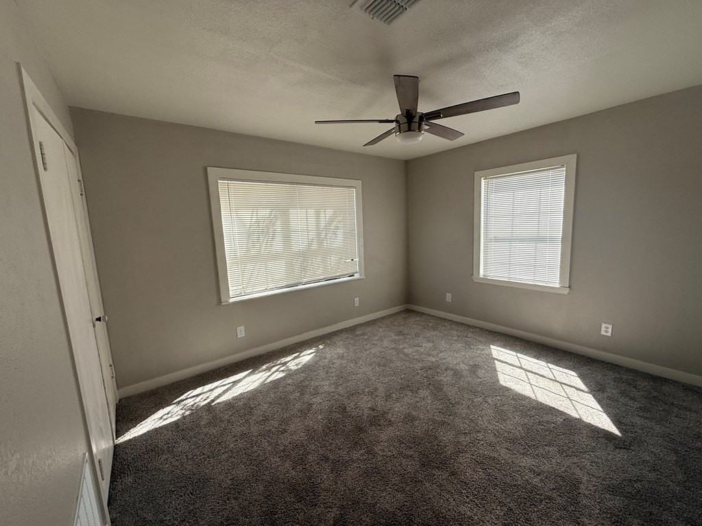 1421 N Lauderdale Ave - Photo 7 of 11